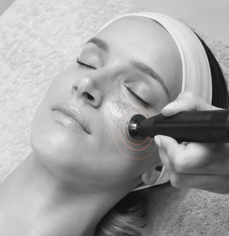 Behandlung mit der Elektro-Sono Technologie.